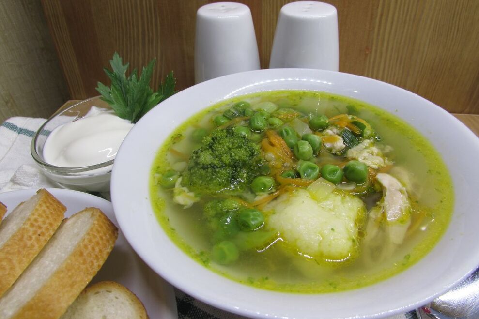 Caldo de carne con coliflor e brócoli