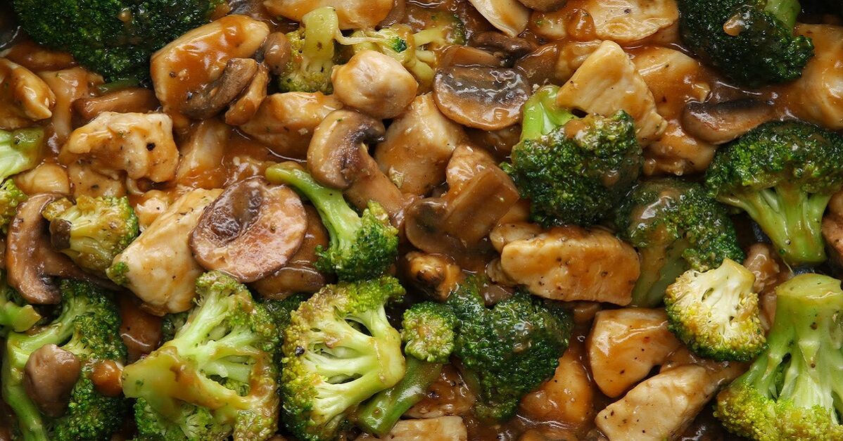 Polo con brócoli con salsa