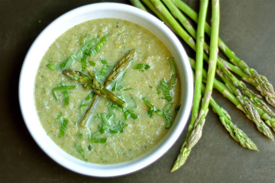 Sopa de polo e espárragos