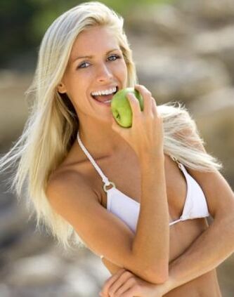 Unha nena come unha mazá para perder 10 kg ao mes