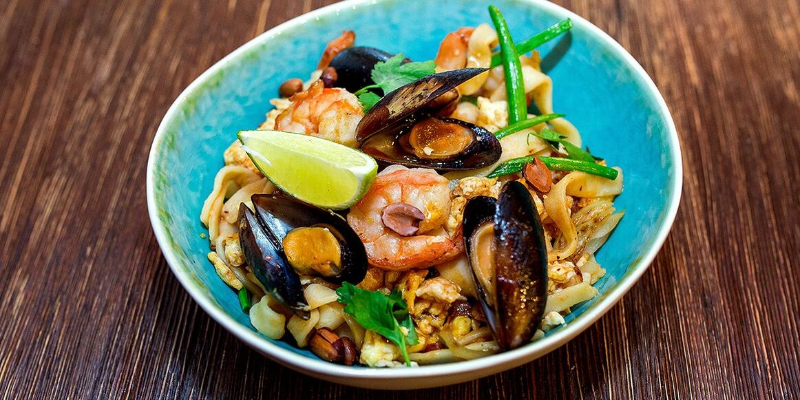 Os amantes da cociña mediterránea adorarán esta ensalada de camaróns e pasta. 